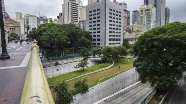 São Paulo Brasil Novembro 2021 Pessoas Caminhando Viaduto Trânsito Santa — Vídeo de Stock