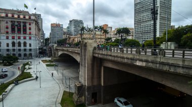 Sao Paulo, Brezilya, Kasım 09, 2021. Brezilya, Sao Paulo şehir merkezindeki Anhangabau Vadisi ve Tea Viaduct of Tea. Viaduto do Cha en ünlülerinden biridir.