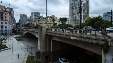 Sao Paulo, Brezilya, Kasım 09, 2021. Brezilya, Sao Paulo şehir merkezindeki Anhangabau Vadisi ve Tea Viaduct of Tea. Viaduto do Cha en ünlülerinden biridir.