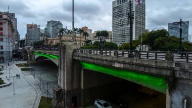 Sao Paulo, Brezilya, Kasım 09, 2021. Brezilya, Sao Paulo şehir merkezindeki Anhangabau Vadisi ve Tea Viaduct of Tea. Viaduto do Cha en ünlülerinden biridir.