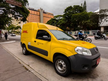 Sao Paulo, Brezilya 07 Aralık 2021. Sarı DHL kamyonu Sao Paulo şehrinin merkezi bölgesindeki Paulista Bulvarı 'na park ediyor. DHL lojistik sektörünün küresel lideridir..