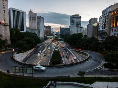 Sao Paulo, Brezilya 12 Aralık 2021. Brezilya 'nın Sao Paulo şehrinde Anhangabau Tüneli ve 23 de Maio Bulvarı girişinde trafik sıkışık..