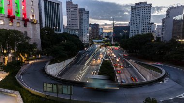 Sao Paulo, Brezilya 12 Aralık 2021. Brezilya 'nın Sao Paulo şehrinde Anhangabau Tüneli ve 23 de Maio Bulvarı girişinde trafik sıkışık..