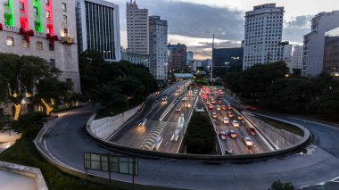 Sao Paulo, Brezilya 12 Aralık 2021. Brezilya 'nın Sao Paulo şehrinde Anhangabau Tüneli ve 23 de Maio Bulvarı girişinde trafik sıkışık..