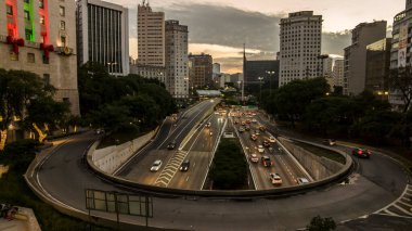 Sao Paulo, Brezilya 12 Aralık 2021. Brezilya 'nın Sao Paulo şehrinde Anhangabau Tüneli ve 23 de Maio Bulvarı girişinde trafik sıkışık..