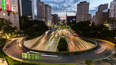 Sao Paulo, Brezilya 12 Aralık 2021. Brezilya 'nın Sao Paulo şehrinde Anhangabau Tüneli ve 23 de Maio Bulvarı girişinde trafik sıkışık..