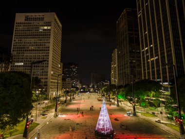 Sao Paulo, Brezilya 12 Aralık 2021. Sao Paulo şehir merkezindeki Anhangabau Vadisi 'nde aydınlatılmış Noel ağacı.