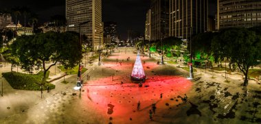 Sao Paulo, Brezilya 12 Aralık 2021. Sao Paulo şehir merkezindeki Anhangabau Vadisi 'nde aydınlatılmış Noel ağacı.