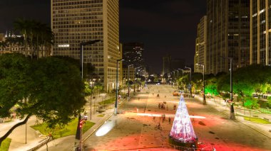 Sao Paulo, Brezilya 12 Aralık 2021. Sao Paulo şehir merkezindeki Anhangabau Vadisi 'nde aydınlatılmış Noel ağacı.