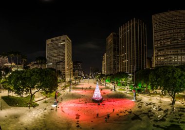 Sao Paulo, Brezilya 12 Aralık 2021. Sao Paulo şehir merkezindeki Anhangabau Vadisi 'nde aydınlatılmış Noel ağacı.
