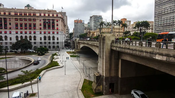 Sao Paulo, Brezilya, Kasım 09, 2021. Brezilya, Sao Paulo şehir merkezindeki Anhangabau Vadisi ve Tea Viaduct of Tea. Viaduto do Cha en ünlülerinden biridir.