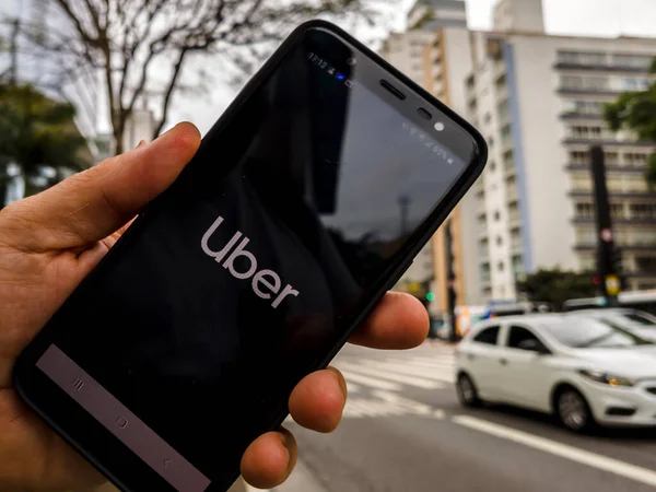 Sao Paulo, Brezilya 07 Aralık 2021. Kullanıcı uygulaması Sao Paulo şehrinin merkezi bölgesindeki Paulista Bulvarı 'nda elde tutulan akıllı telefondan görüntülendi