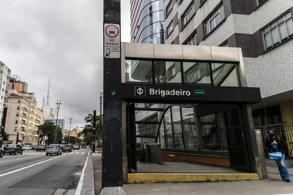 Sao Paulo Brasil Diciembre 2021 Entrada Estación Metro Brigadeiro Tráfico —  Fotos de Stock