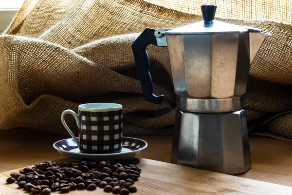 Kahve Fincanında Kahve Çekirdekleri Brezilya Tahta Bir Masada Talyan Kahve — Stok fotoğraf