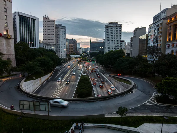 Sao Paulo, Brezilya 12 Aralık 2021. Brezilya 'nın Sao Paulo şehrinde Anhangabau Tüneli ve 23 de Maio Bulvarı girişinde trafik sıkışık..