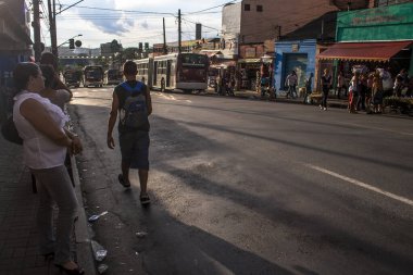 Sao Paulo, Brezilya, 09 Ocak 2010. Otobüsü bekleyenler Sao Paulo 'nun güneyindeki Santo Amaro mahallesindeki 13 Maio Meydanı' ndaki otobüs durağında bekliyor.
