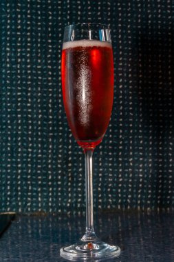 Sao Paulo şehrinde bir bar tezgahında kırmızı şarap köpürüyor.