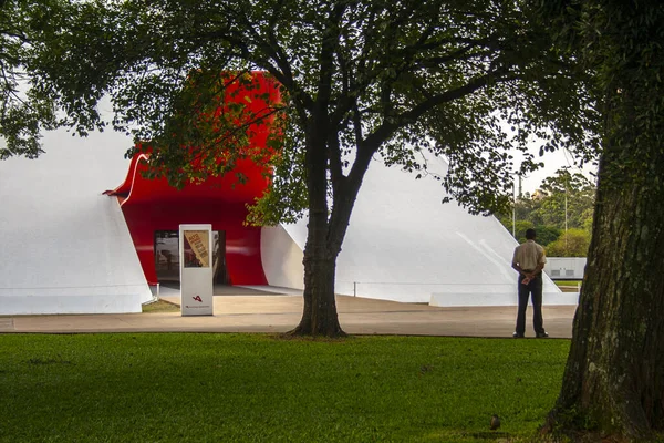 Sao Paulo, Brezilya, 12 Ocak 2010, Ibirapuera Konferans Salonu Cephesi, 2005 yılında açıldı ve mimar Oscar Niemeyer tarafından tasarlandı.