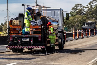 Marilia, Sao Paulo, Brezilya, Mayıs 04, 2021. Asphalt, Eixo-SP imtiyazlıları tarafından gerçekleştirilen Komandante Joao Ribeiro de Barros Karayolu 'nda, Marilia şehrinin orta batı bölgesinin girişinde,