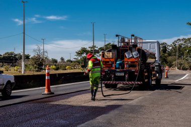 Marilia, Sao Paulo, Brezilya, Mayıs 04, 2021. Asphalt, Eixo-SP imtiyazlıları tarafından gerçekleştirilen Komandante Joao Ribeiro de Barros Karayolu 'nda, Marilia şehrinin orta batı bölgesinin girişinde,
