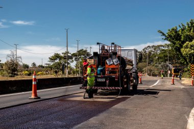 Marilia, Sao Paulo, Brezilya, Mayıs 04, 2021. Asphalt, Eixo-SP imtiyazlıları tarafından gerçekleştirilen Komandante Joao Ribeiro de Barros Karayolu 'nda, Marilia şehrinin orta batı bölgesinin girişinde,