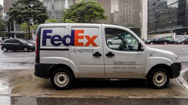 Sao Paulo, Brezilya 14 Aralık 2021. FedEx minibüsü Sao Paulo şehrinin merkez bölgesindeki Paulista Bulvarı 'na park ediyor. DHL lojistik sektörünün küresel lideridir..