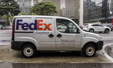 Sao Paulo, Brezilya 14 Aralık 2021. FedEx minibüsü Sao Paulo şehrinin merkez bölgesindeki Paulista Bulvarı 'na park ediyor. DHL lojistik sektörünün küresel lideridir..