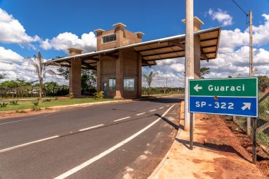 Guaraci, Sao Paulo, Brezilya, Nisan 08, 2015. Guaraci belediyesinin girişinde turizm portalı
