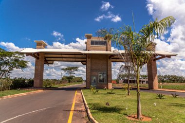 Guaraci, Sao Paulo, Brezilya, Nisan 08, 2015. Guaraci belediyesinin girişinde turizm portalı