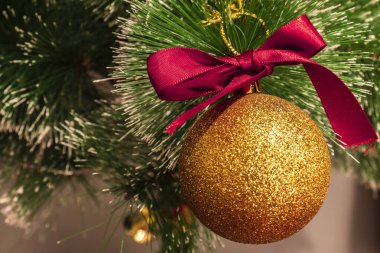 Brezilya 'daki Noel ağacına sarı altın topun ve kırmızı ilmeğin seçici odağı