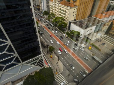 Sao Paulo, Brezilya, Aralık 07, 2021. Sao Paulo 'nun merkez bölgesindeki Paulista Bulvarı' ndaki ofis penceresinin üst görüntüsü.