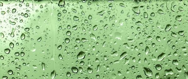 Abstrakcyjne Krople Wody Szklankę Zielonym Tłem — Zdjęcie stockowe