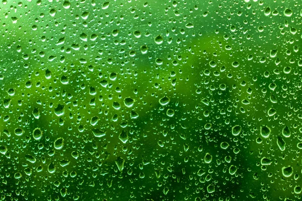 Abstrakcyjne Krople Wody Szklankę Zielonym Tłem — Zdjęcie stockowe