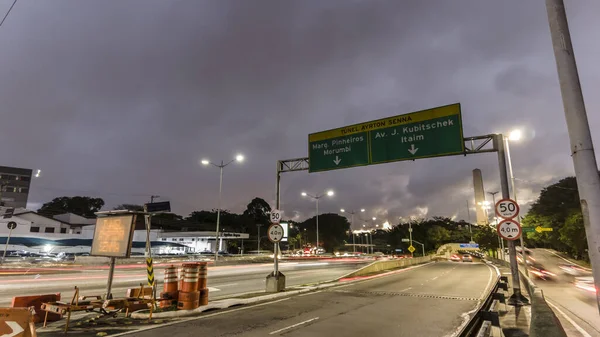 Sao Paulo Brasil Diciembre 2021 Noche Intenso Tráfico Por Avenida — Foto de Stock
