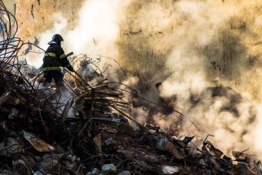 Sao Paulo, Brezilya. Mayıs 04, 2018. Brezilyalı itfaiyeci, Brezilya 'nın So Paulo şehrinde çıkan yangından sonra 24 katlı bir binanın yıkıldığı enkazda alevlerle savaşıyor. Wilton Paes de Almeida Binası, 