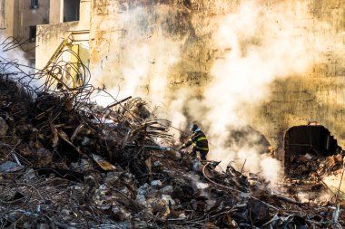 Sao Paulo, Brezilya. Mayıs 04, 2018. Brezilyalı itfaiyeci, Brezilya 'nın So Paulo şehrinde çıkan yangından sonra 24 katlı bir binanın yıkıldığı enkazda alevlerle savaşıyor. Wilton Paes de Almeida Binası, 