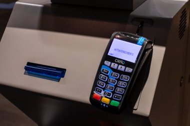 Sao Paulo, Brezilya, 01 Aralık 2021. Brezilya 'da seçici odaklı Cielo kredi kartı makinesi terminali