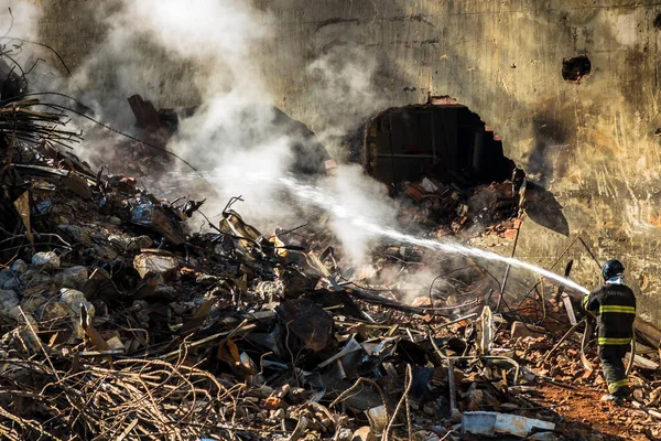 Bombero Brasileño Lucha Contra Llamas Los Escombros Donde Edificio Pisos —  Fotos de Stock