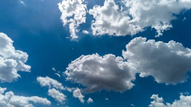 Brezilya 'da mavi gökyüzü olan güzel beyaz bulutların soyut arkaplanı