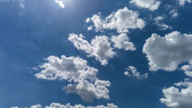 Brezilya 'da mavi gökyüzü olan güzel beyaz bulutların soyut arkaplanı
