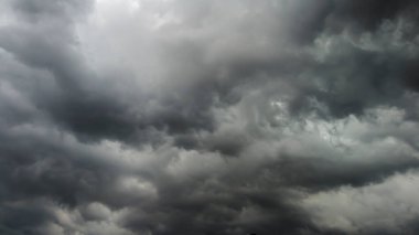 Gökyüzü ve kara bulut. Koyu gri fırtına bulutları. Dramatik bir gökyüzü. Kara fırtınalı bulutlarda aydınlatma. B Berbat hava, Brezilya 'da