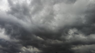 Gökyüzü ve kara bulut. Koyu gri fırtına bulutları. Dramatik bir gökyüzü. Kara fırtınalı bulutlarda aydınlatma. B Berbat hava, Brezilya 'da