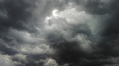 Gökyüzü ve kara bulut. Koyu gri fırtına bulutları. Dramatik bir gökyüzü. Kara fırtınalı bulutlarda aydınlatma. B Berbat hava, Brezilya 'da