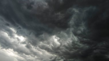 Gökyüzü ve kara bulut. Koyu gri fırtına bulutları. Dramatik bir gökyüzü. Kara fırtınalı bulutlarda aydınlatma. B Berbat hava, Brezilya 'da