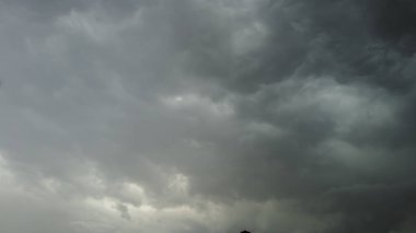Gökyüzü ve kara bulut. Koyu gri fırtına bulutları. Dramatik bir gökyüzü. Kara fırtınalı bulutlarda aydınlatma. B Berbat hava, Brezilya 'da