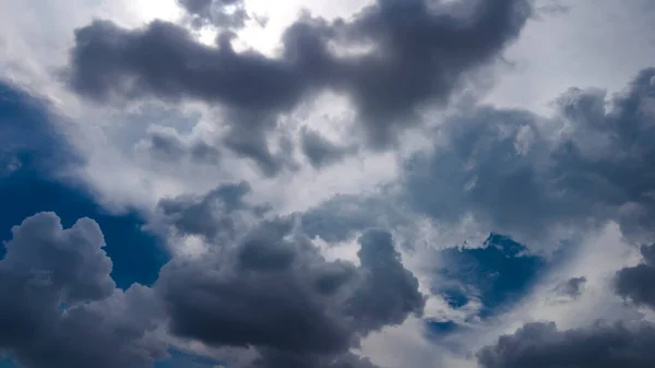 ブラジルの青い空を持つ美しい白い雲の概要背景 — ストック写真