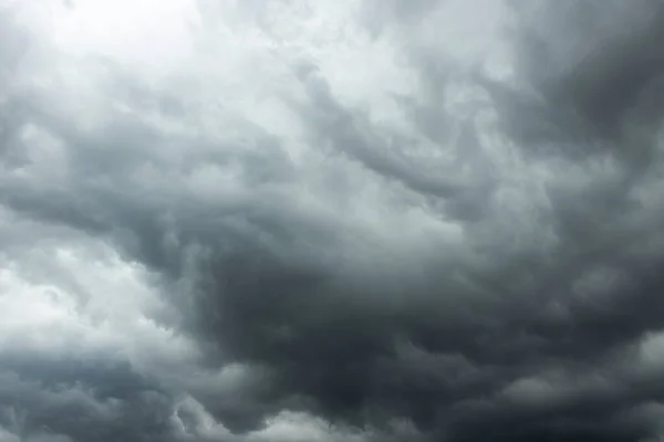 Égbolt Fekete Felhő Sötétszürke Viharfelhők Drámai Égbolt Világít Sötét Viharos — Stock Fotó