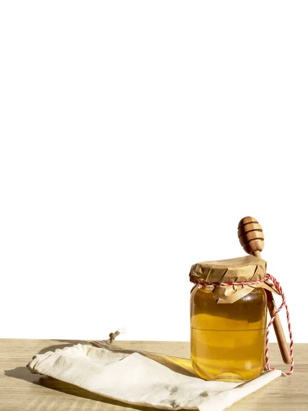 蜂蜜のディップと木の棒で蜂蜜 ブラジルの白い背景を持つ木製のテーブルの上に有機花蜂蜜 — ストック写真