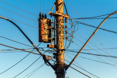 Elektrik direğine bağlı birçok kablo, elektrik direğindeki kablolar ve kablolar karmaşası, mavi gökyüzü arka planı, Brezilya 'daki teknolojik kombinasyon konsepti