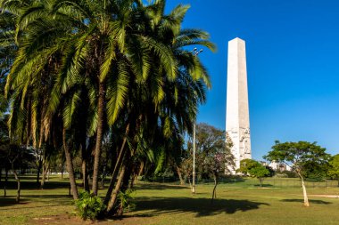Sao Paulo, Brezilya, 24 Ağustos 2016: Obelisk, Ibirapuera Park, Sao Paulo, Brezilya. Bu anıt 1932 Anayasal Devrimi 'nin bir sembolüdür.